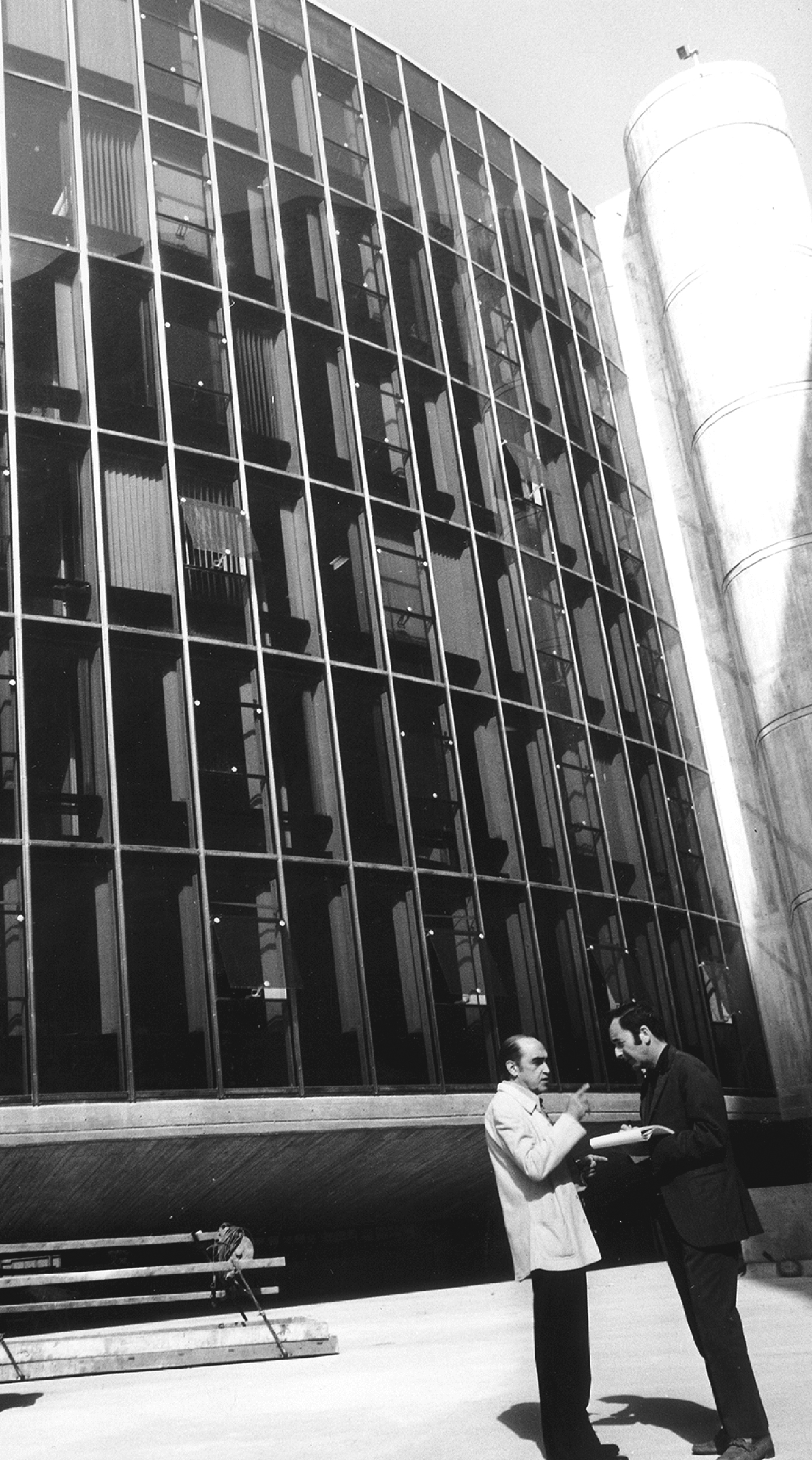 Siège du Comité central du Parti Communiste Français, Paris, 1970 (O. Niemeyer, arch.). O. Niemeyer devant la façade conçus par Jean Prouvé (J. Bédier, S. Binotto, Ishida, collaborateurs).