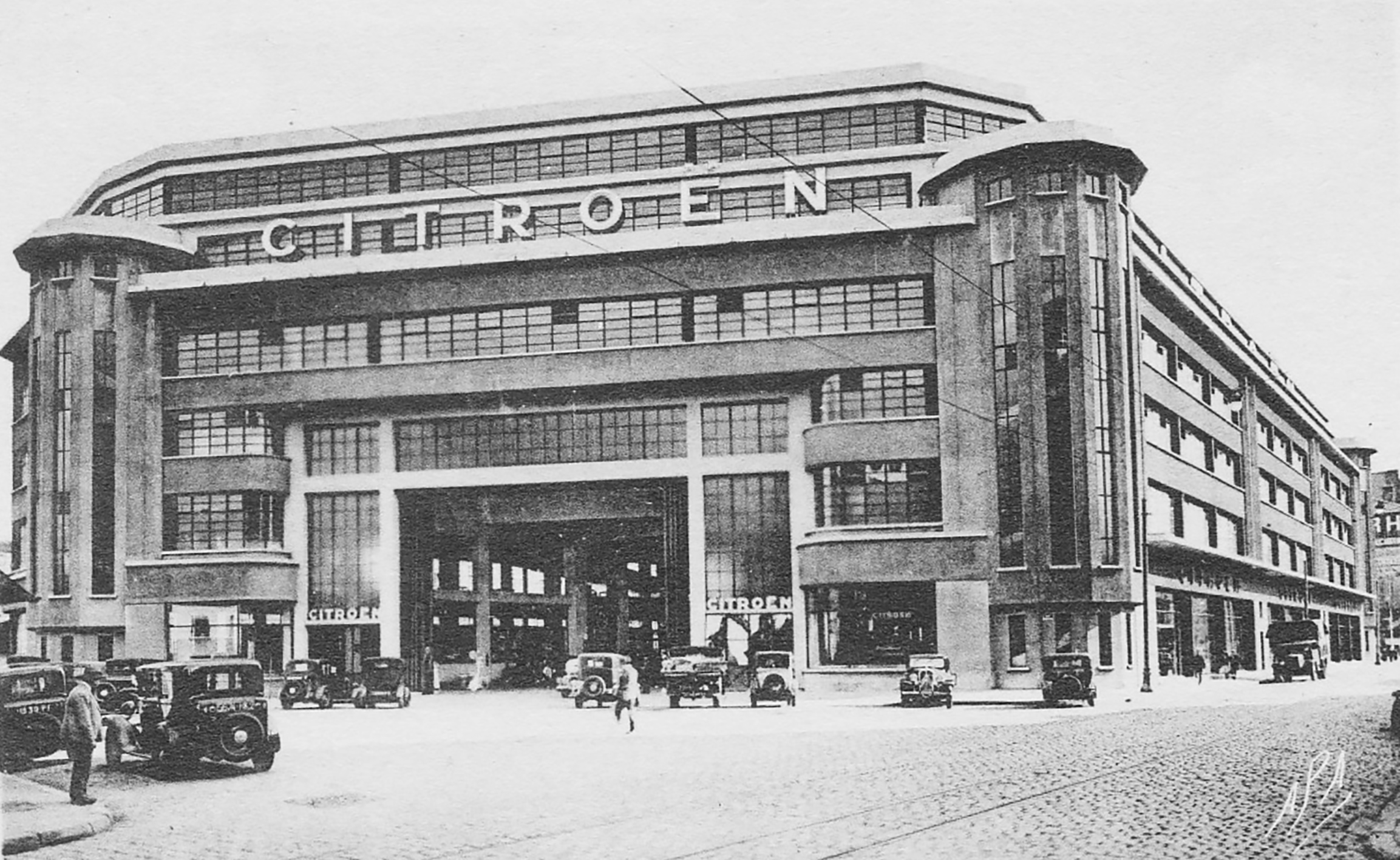Garage Citroën, rue de Marseille, Lyon, 1931 (M. Ravazé, arch.). Façade vitrée, portes métalliques, rampes et cabines d’ascenseurs en tôle pliée par Jean Prouvé.