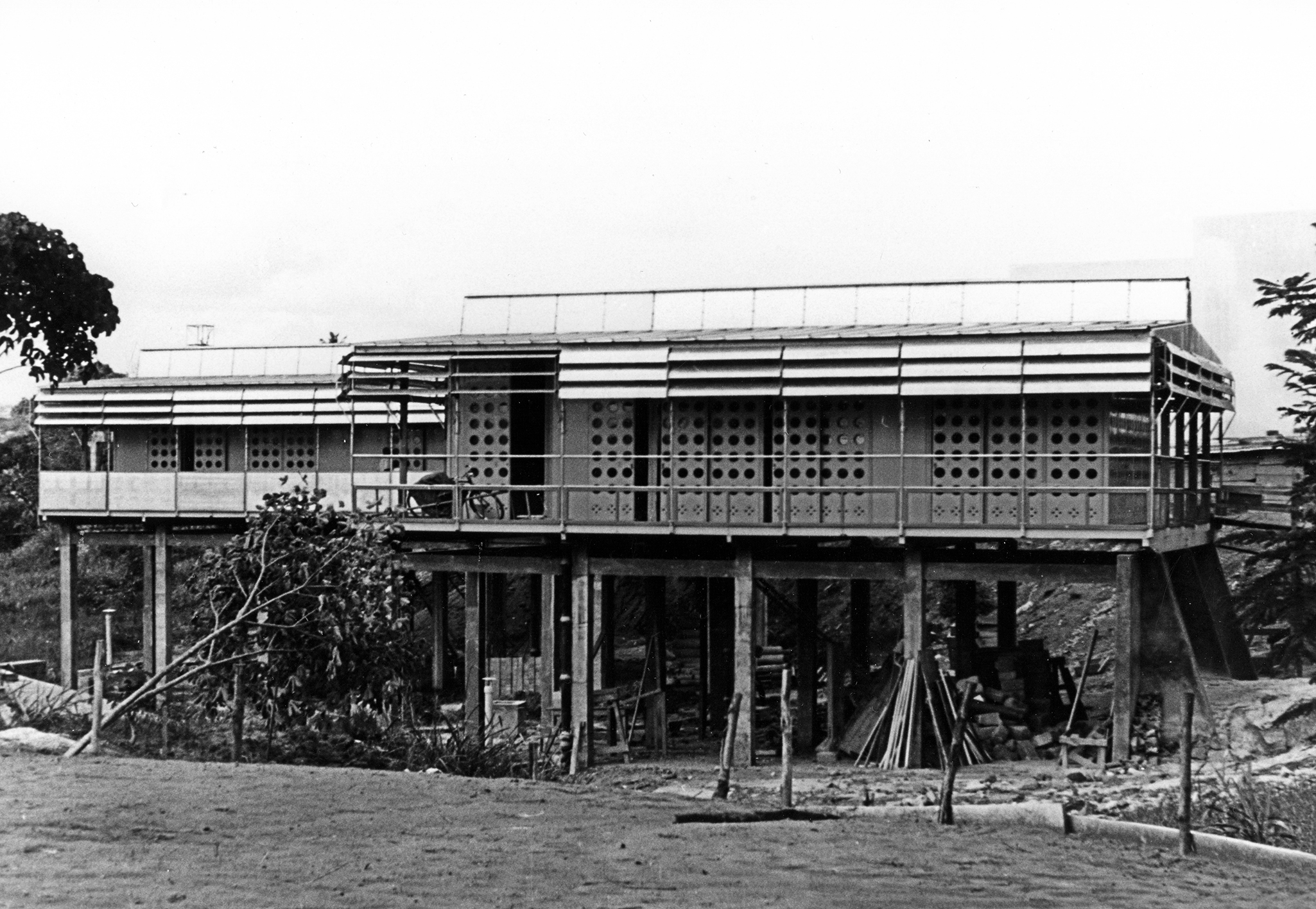 Tropique house in Brazzaville, 1951 (Henri Prouvé, arch.). Prefabricated housing and office on stilts with passageway.