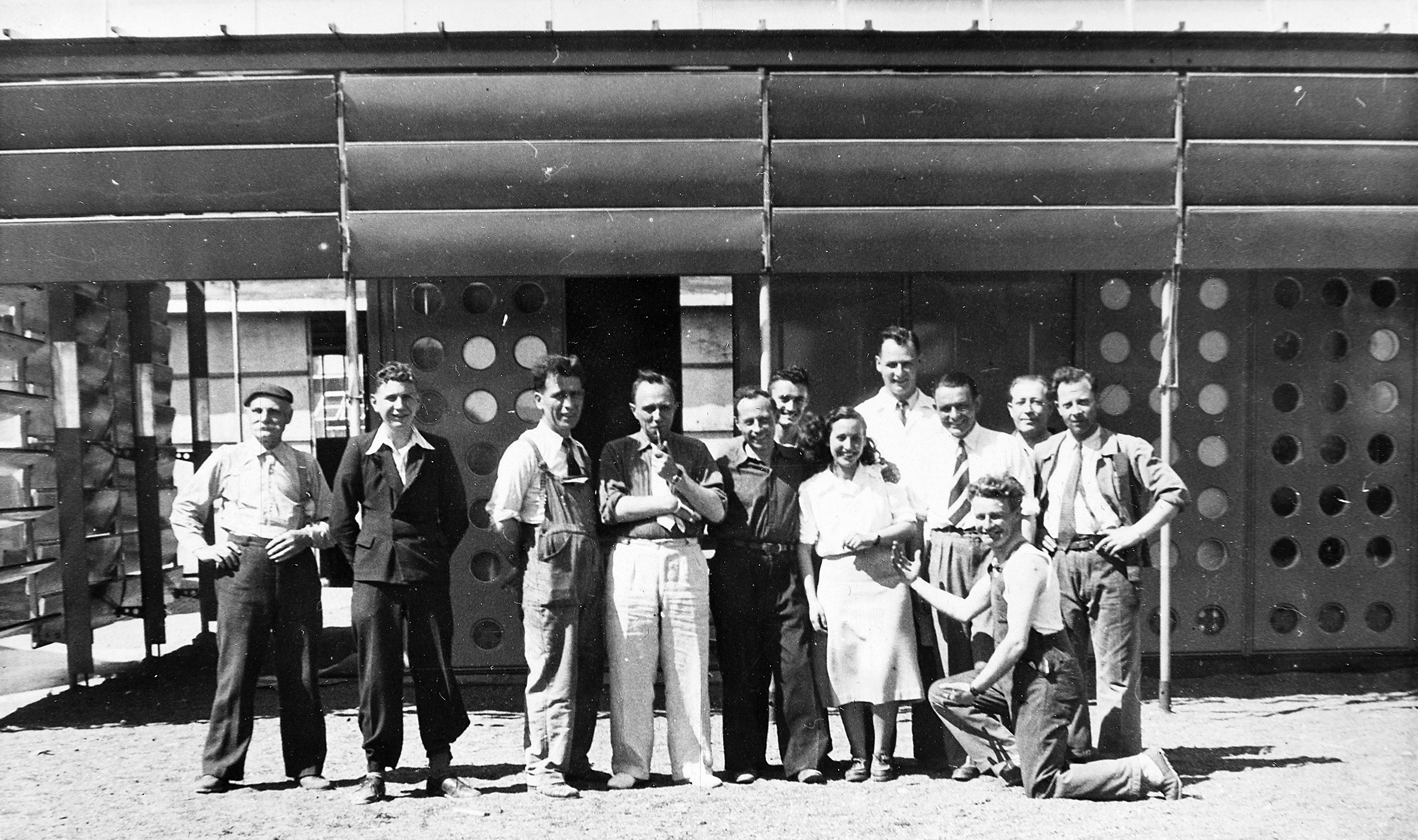 Ouvriers des Ateliers Jean Prouvé à Maxéville, devant le prototype de la maison Tropique pour Niamey, 1949 (Henri Prouvé, arch.).