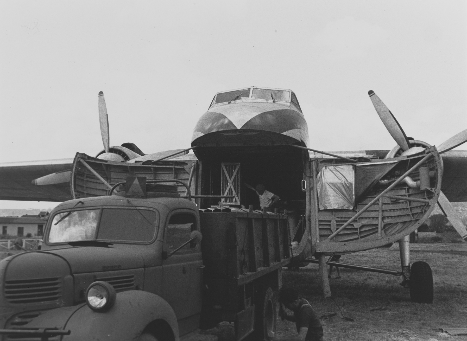 Transport par avion-cargo des éléments de la maison Tropique à Niamey, 1949.