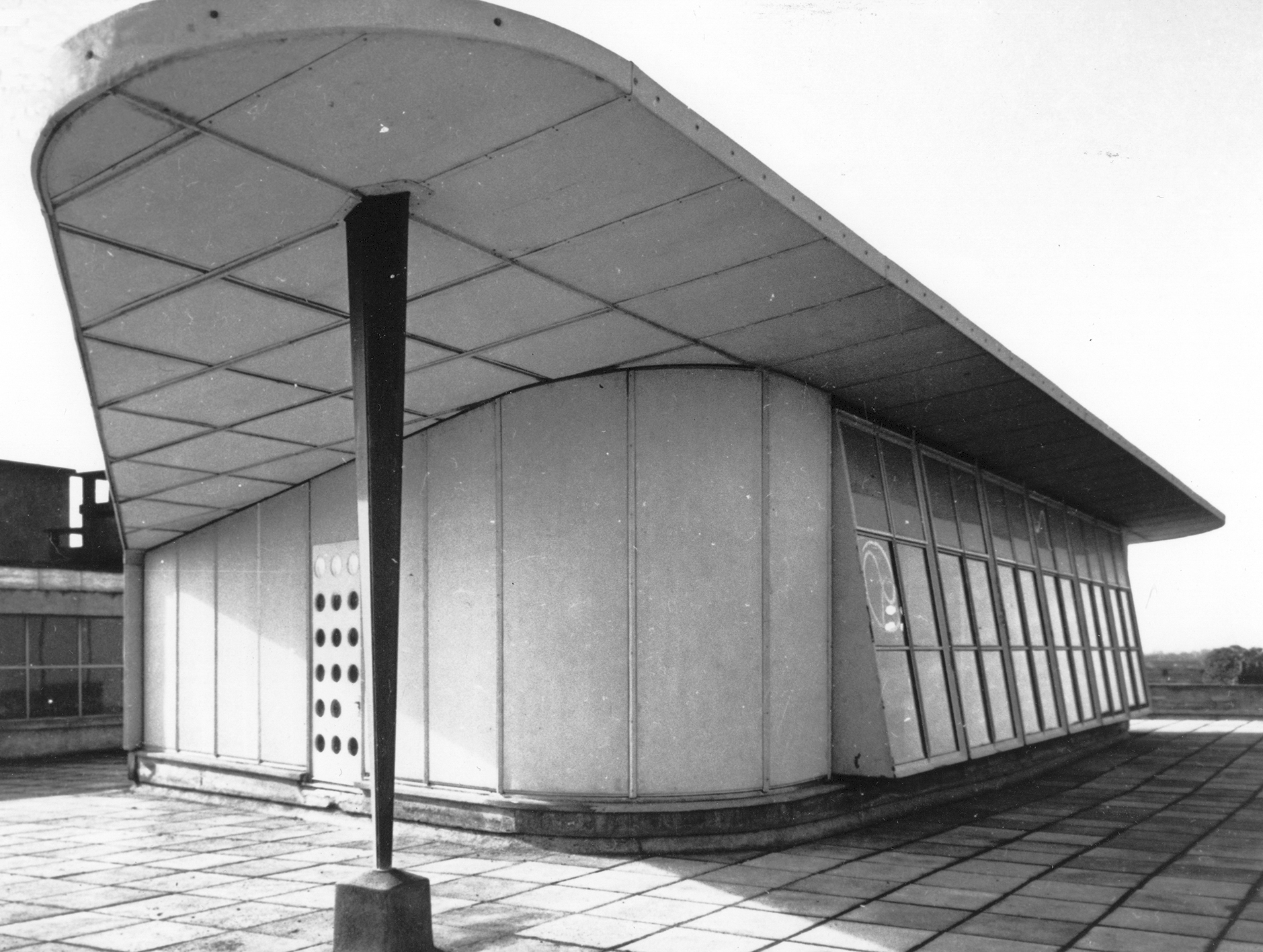 Mame printers, Tours, 1950–1952 (Drieu La Rochelle and B. H. Zehrfuss, architects). Roof of the administration building, the board room with a winter garden.