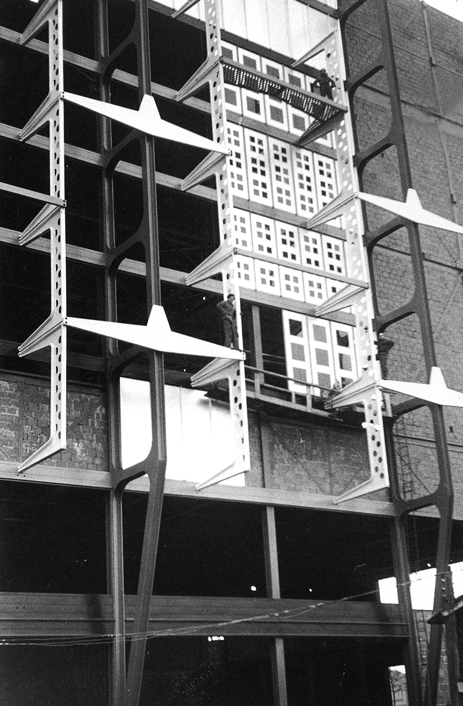 Facades for the Palais de la Foire, Lille, 1950–1951 (P. Herbé, M. L. Gauthier, architect). Assembling the facade panels by Jean Prouvé.