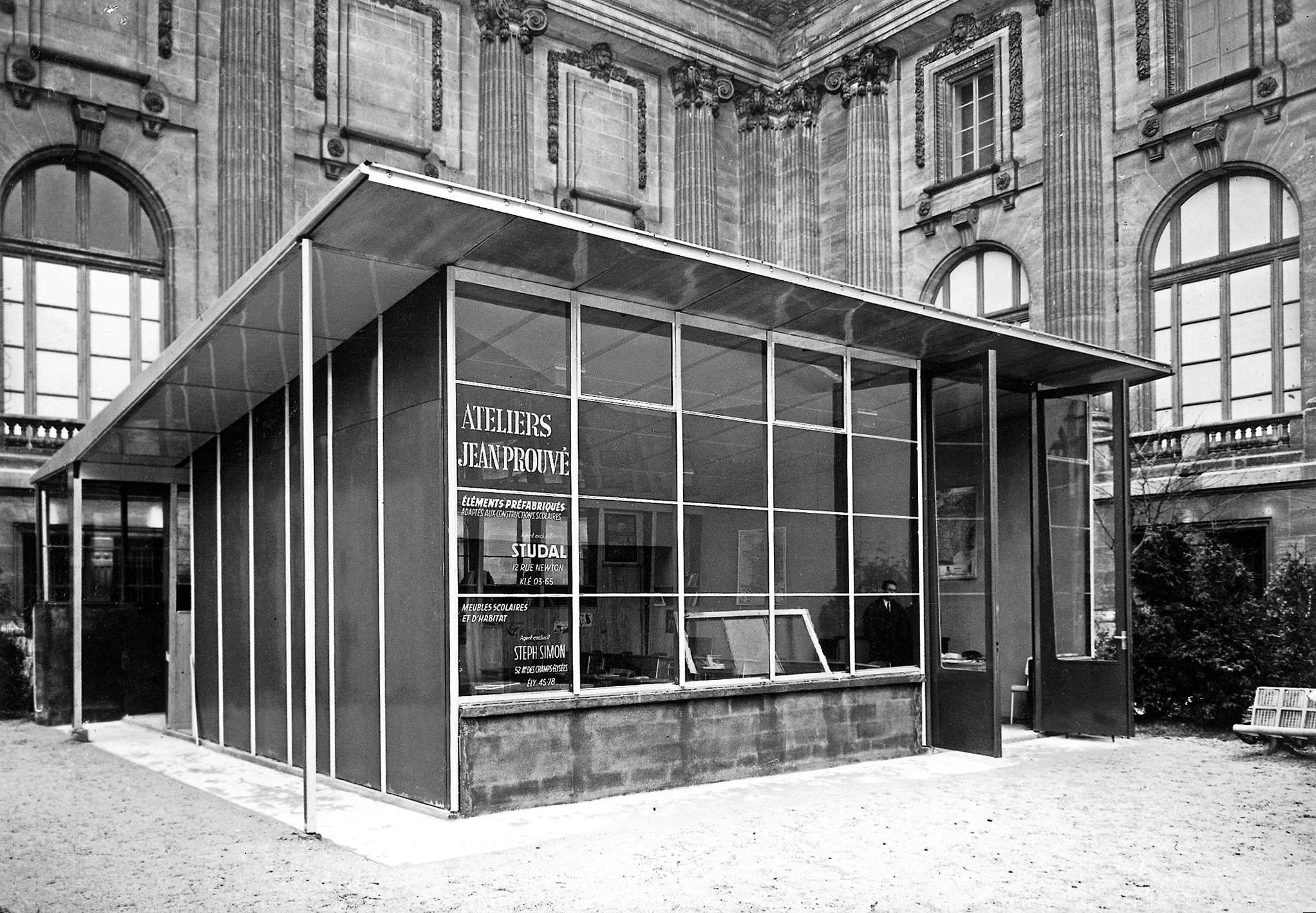 Coque house, prototype, Salon des Arts Ménagers home show, Housing section, Paris, 1952. The Ateliers Jean Prouvé stand.