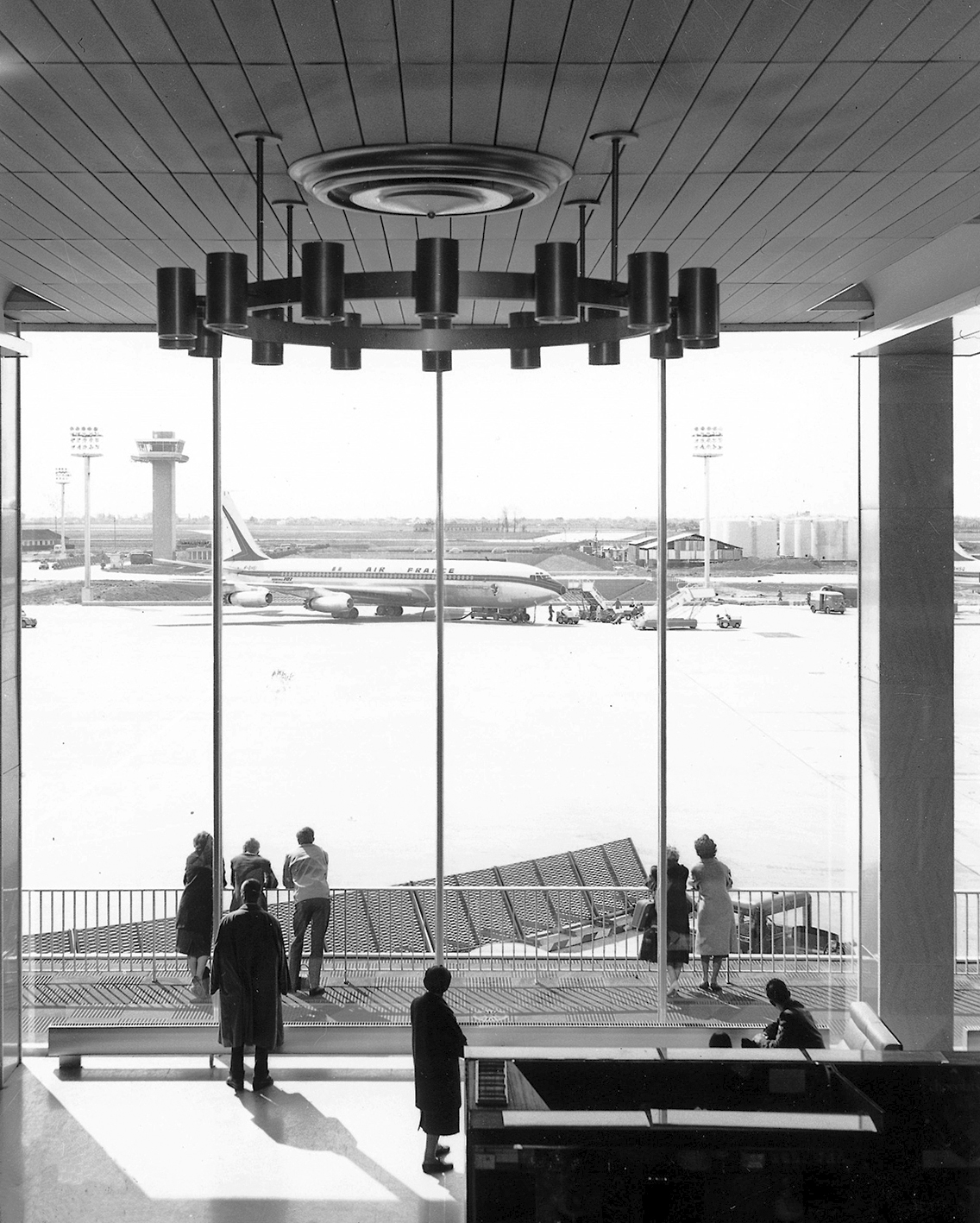 Façade vitrée et superstructure de la galerie marchande de l’aéroport d’Orly-sud (H. Vicariot, arch.), 1959.
