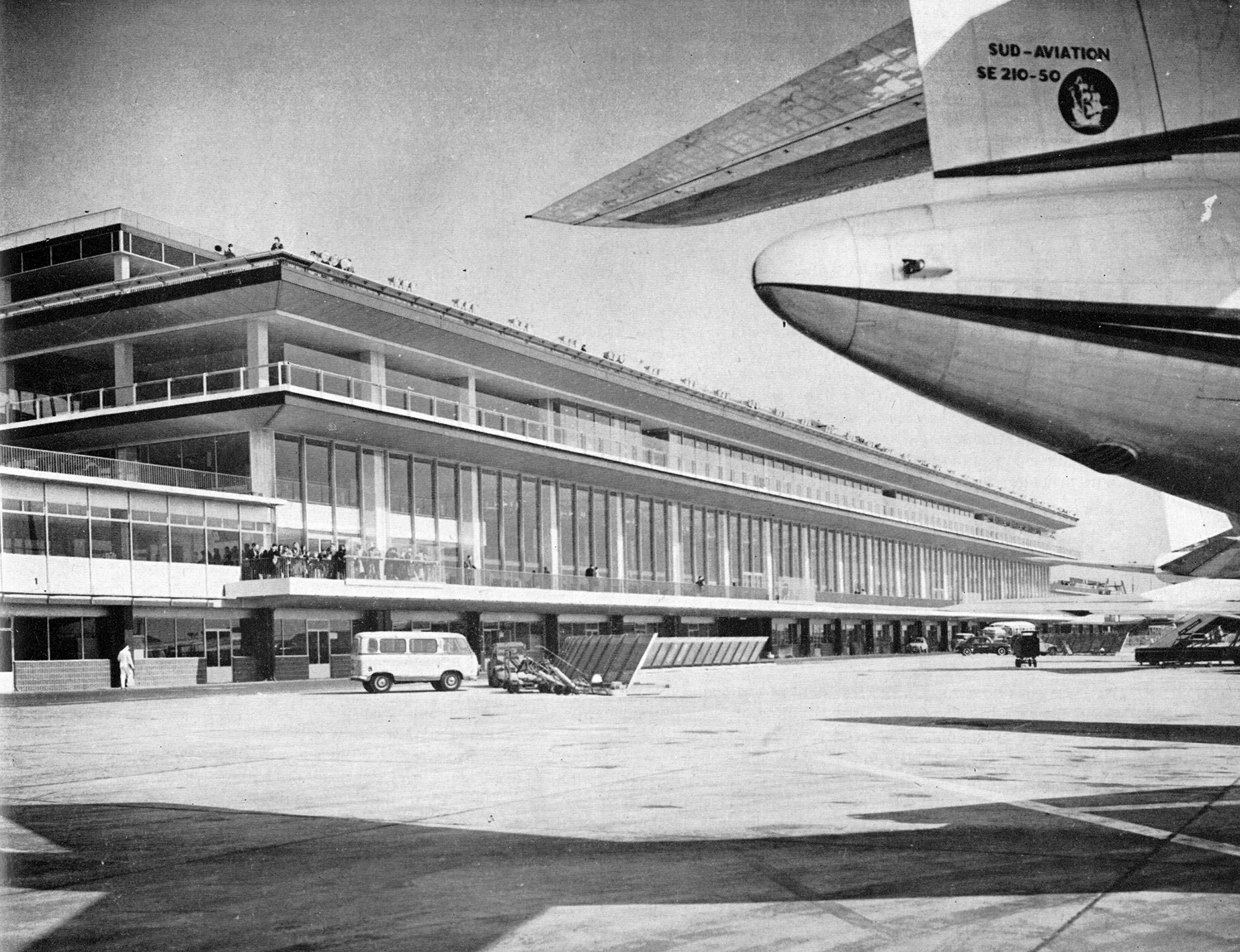 Glass facade and superstructure for the shopping mall at Orly Sud airport (H. Vicariot, architect), 1959.