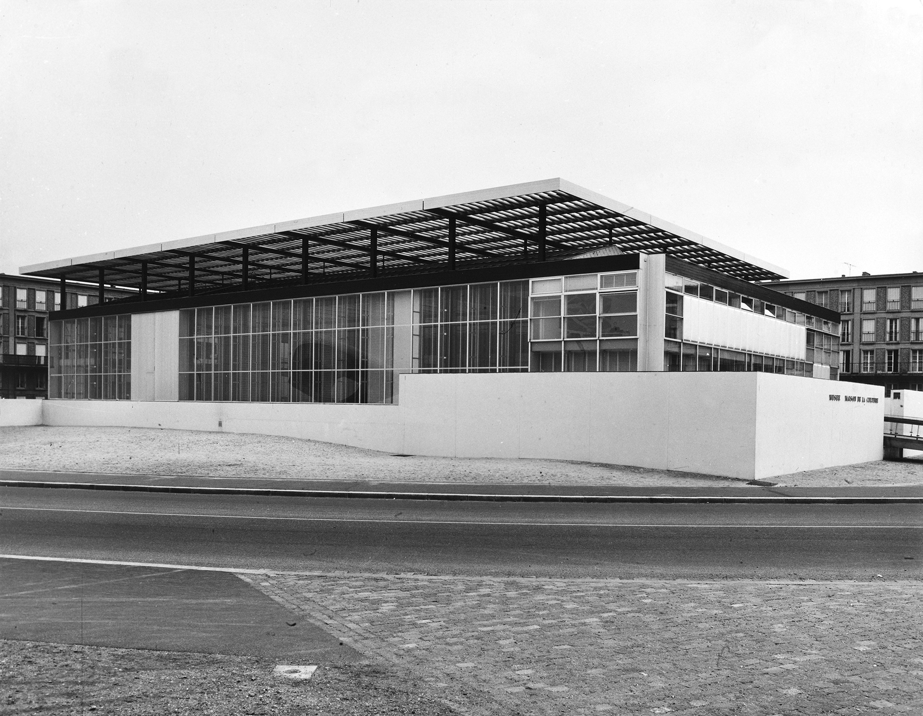 Light diffuser, curtain wall and doors for the Musée et Maison de la Culture in Le Havre, 1955–1961 (Audigier and Lagneau, Weill, Dimitriejevic, architects).