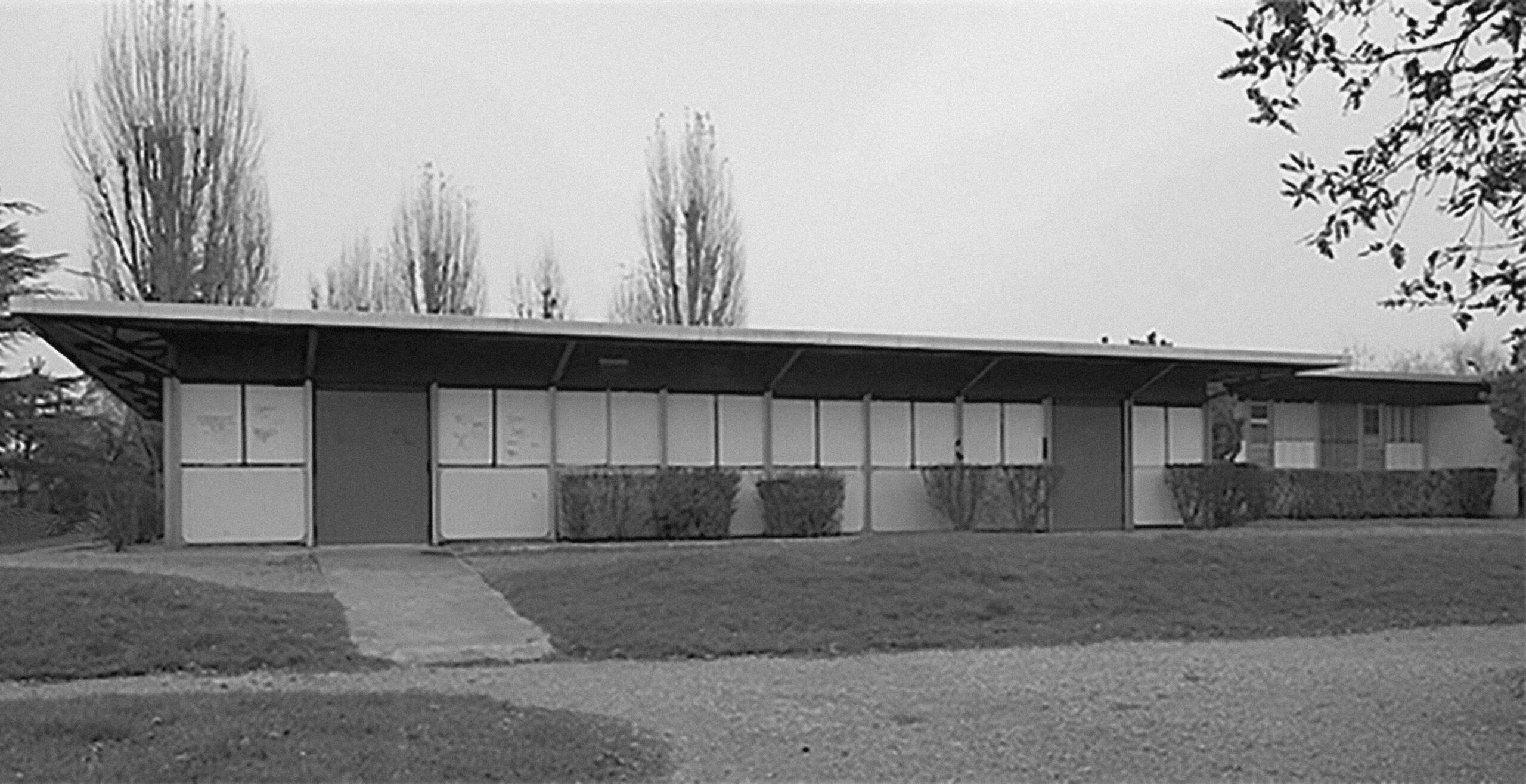 Deux maisons préfabriquées à l’Exposition Villagexpo, Saint-Michel-sur-Orge, 1966.
