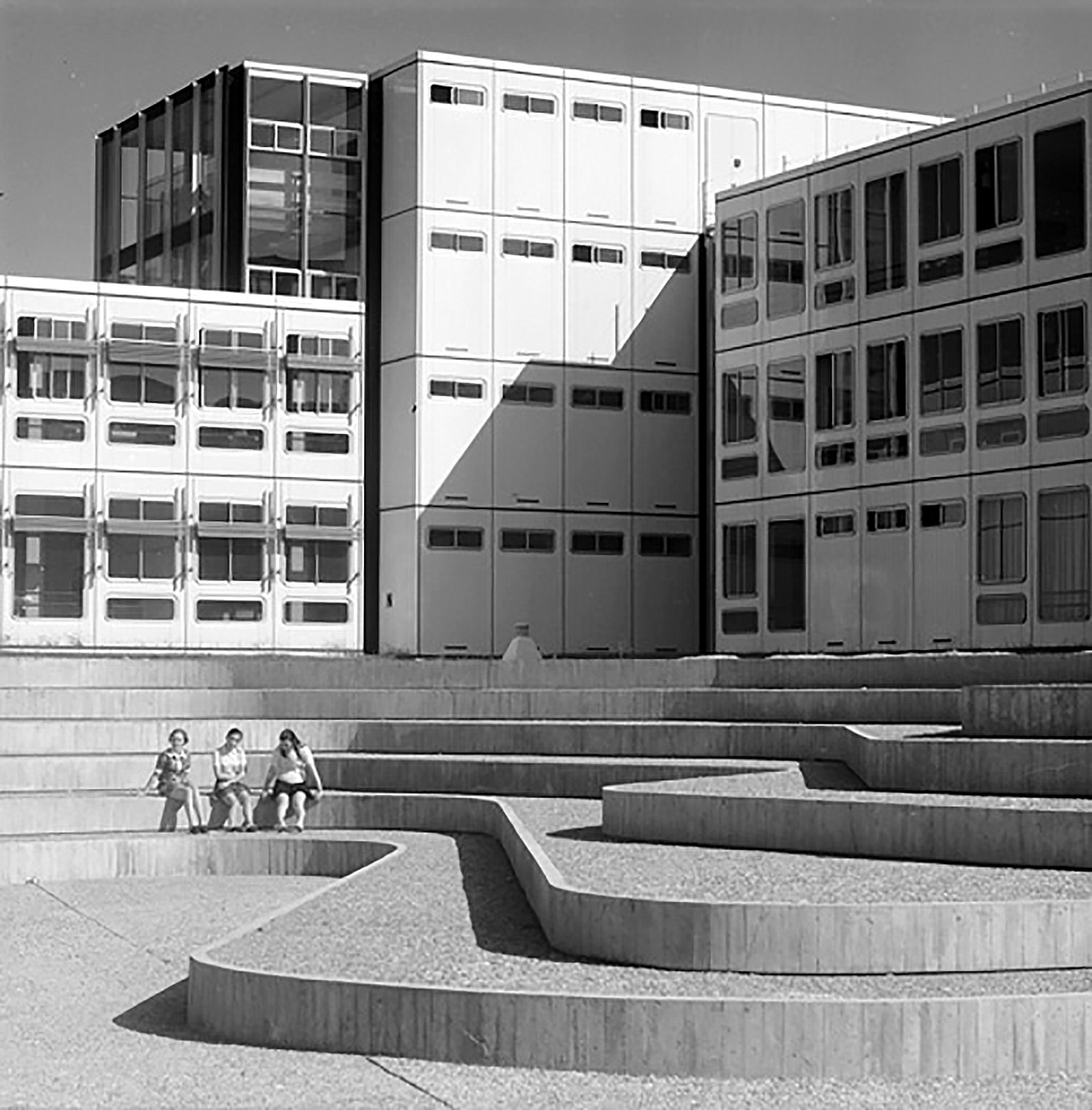 Façades et brise-soleil du lycée de jeunes filles, Orléans-la-Source, 1967-1968 (M. Andrault et P. Parat, arch.)