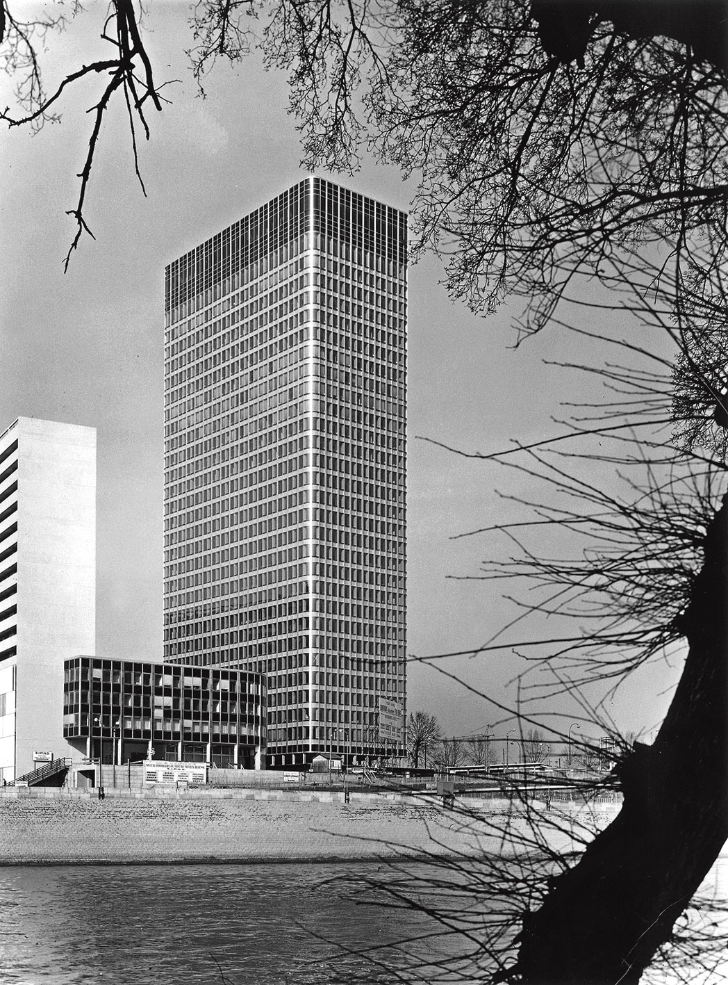Nobel Tower, La Défense, Puteaux, 1967 (architects J. de Mailly and H. Depussé). Facades by Jean Prouvé.