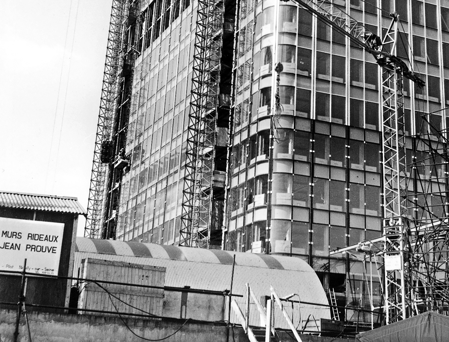 Tour Nobel, La Défense, Puteaux, 1967 (J. de Mailly et H. Depussé, arch.). Montage des panneaux de façade conçus par Jean Prouvé.