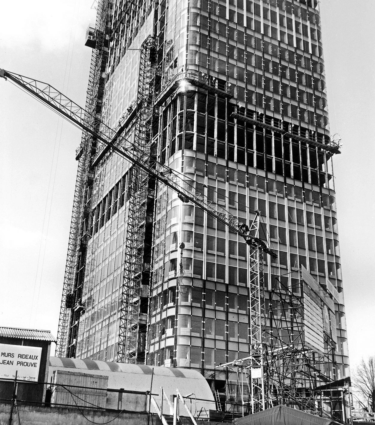 Nobel Tower, La Défense, Puteaux, 1967 (architects J. de Mailly and H. Depussé). Assembling the facade panels by Jean Prouvé.