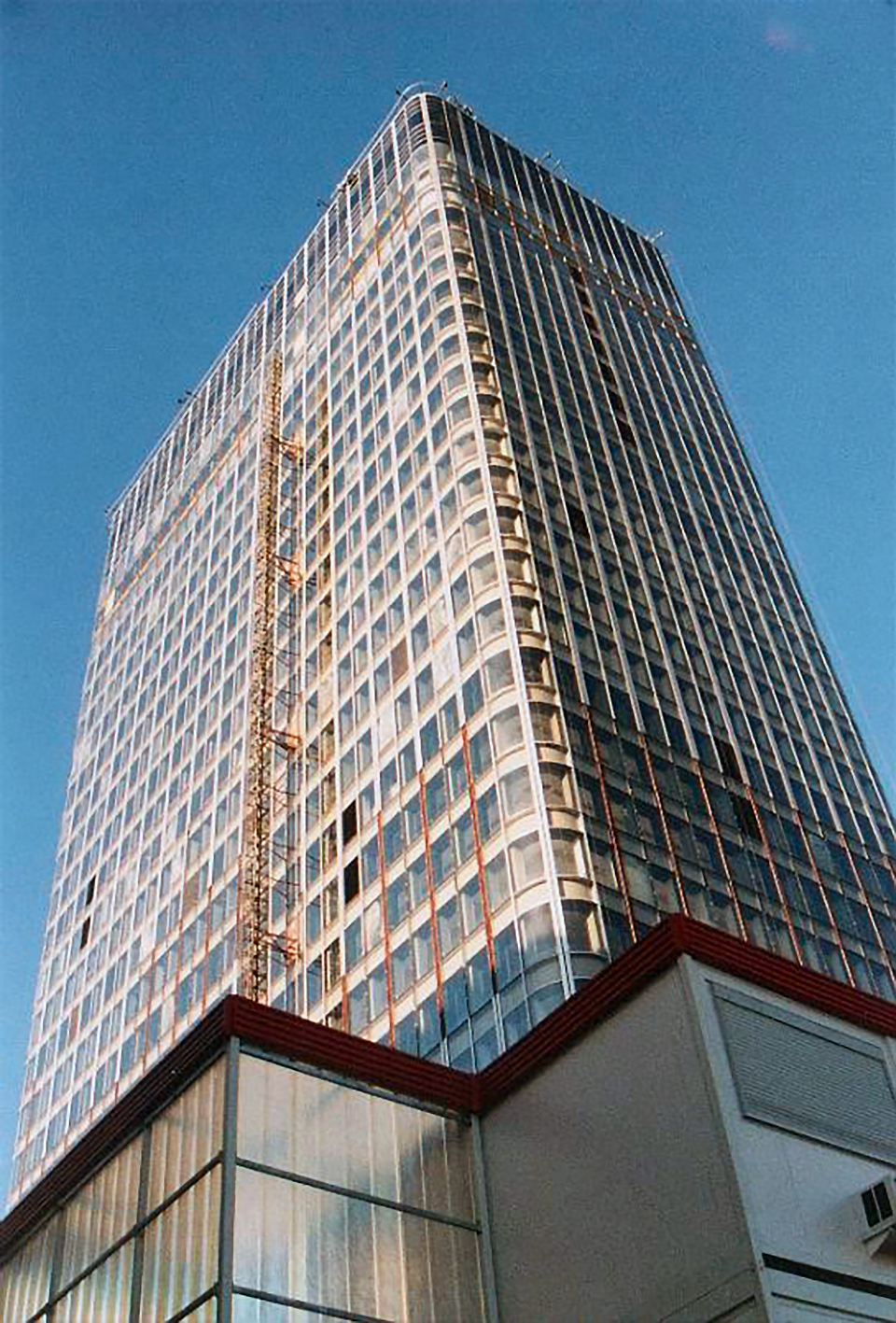 Nobel Tower, La Défense, Puteaux, 1967 (architects J. de Mailly and H. Depussé). Facades by Jean Prouvé.