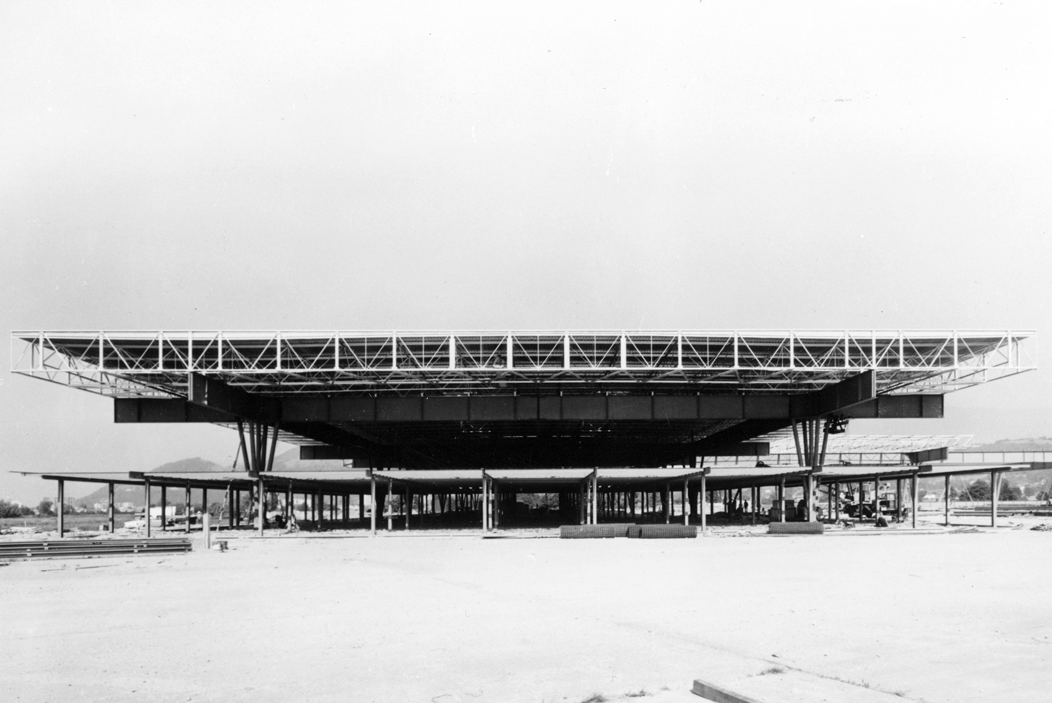 Alpexpo, trade fair center, Grenoble, 1967–1970 (Jean Prouvé, with architect C. Prouvé, engineer L. Pétroff). View of the building site.