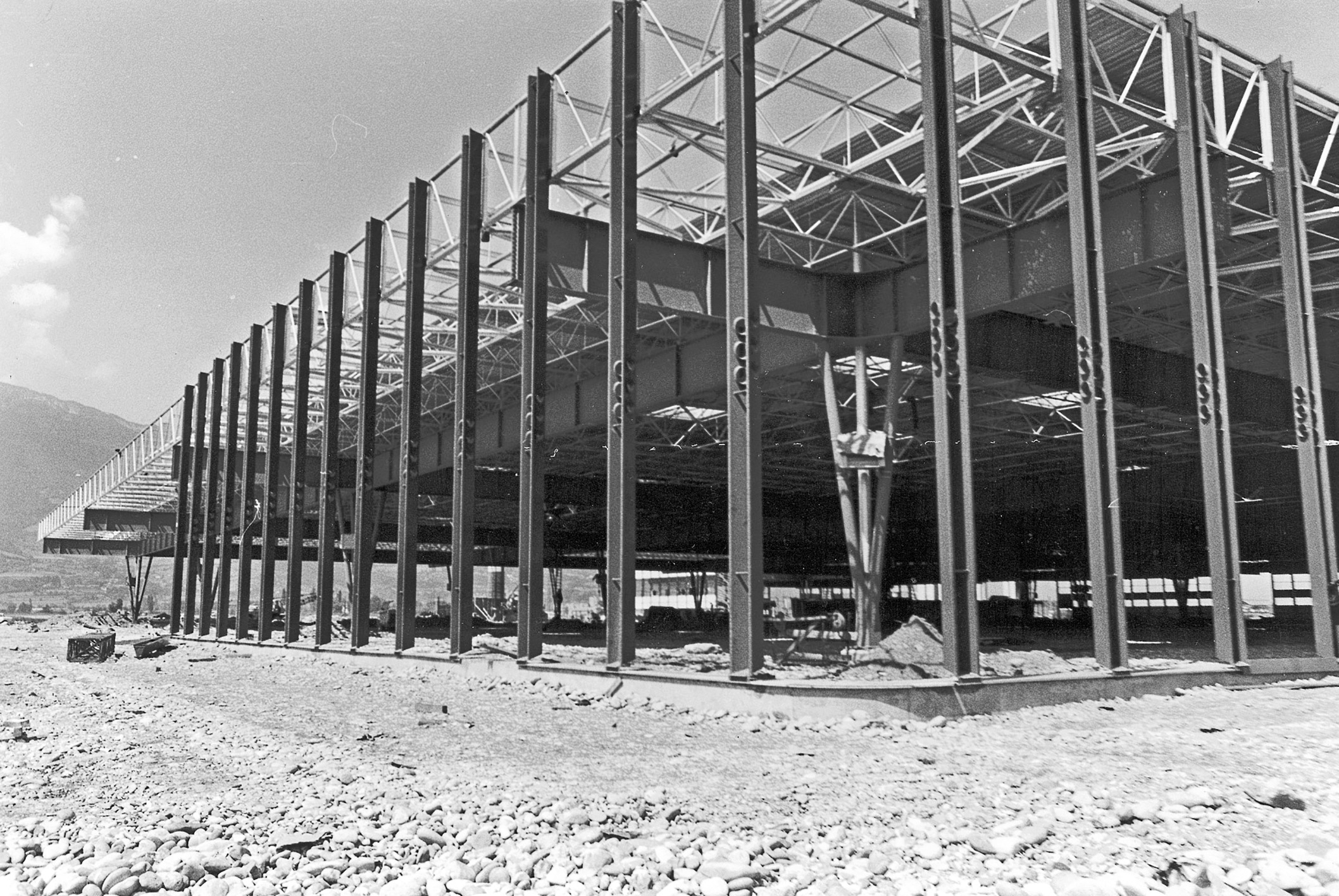 Alpexpo, trade fair center, Grenoble, 1967–1970 (Jean Prouvé, with architect C. Prouvé, engineer L. Pétroff). View of the building site.