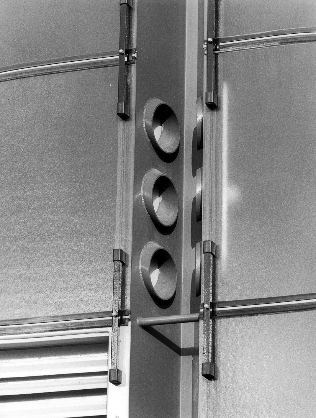 Alpexpo, palais de la foire, Grenoble, 1967-1970 (Jean Prouvé, avec Cl. Prouvé, arch., L. Pétroff, ing.). Détail de la façade démontable et poteau aérateur.