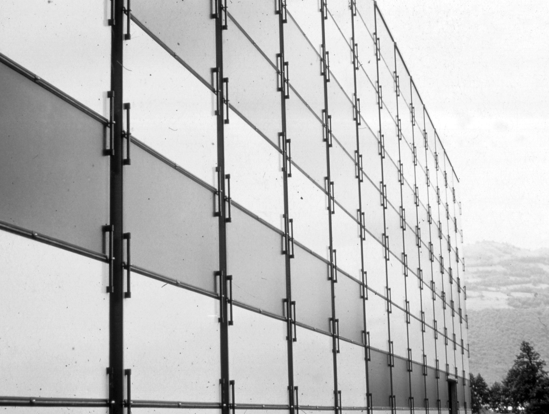 Alpexpo, trade fair center, Grenoble, 1967–1970 (Jean Prouvé, with architect C. Prouvé, engineer L. Pétroff). Detail of the demountable facade.