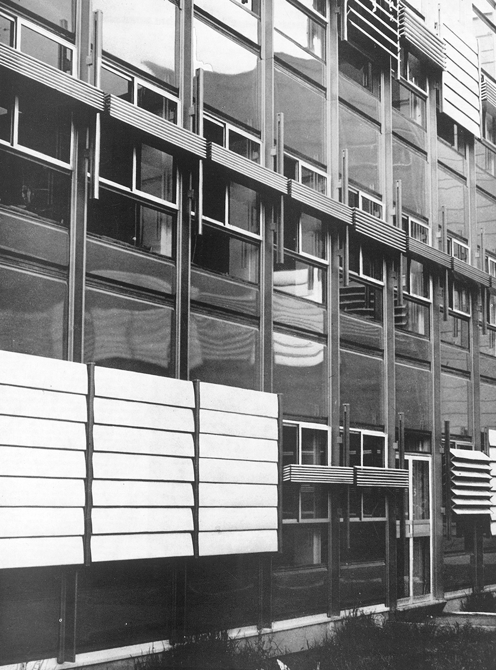 Cité scolaire de La Dullague, Béziers (D. Badani, P. Roux-Dorlut, arch., 1964). Panneaux de façade brise-soleil à lames orientables conçus par Jean Prouvé, c. 1965.