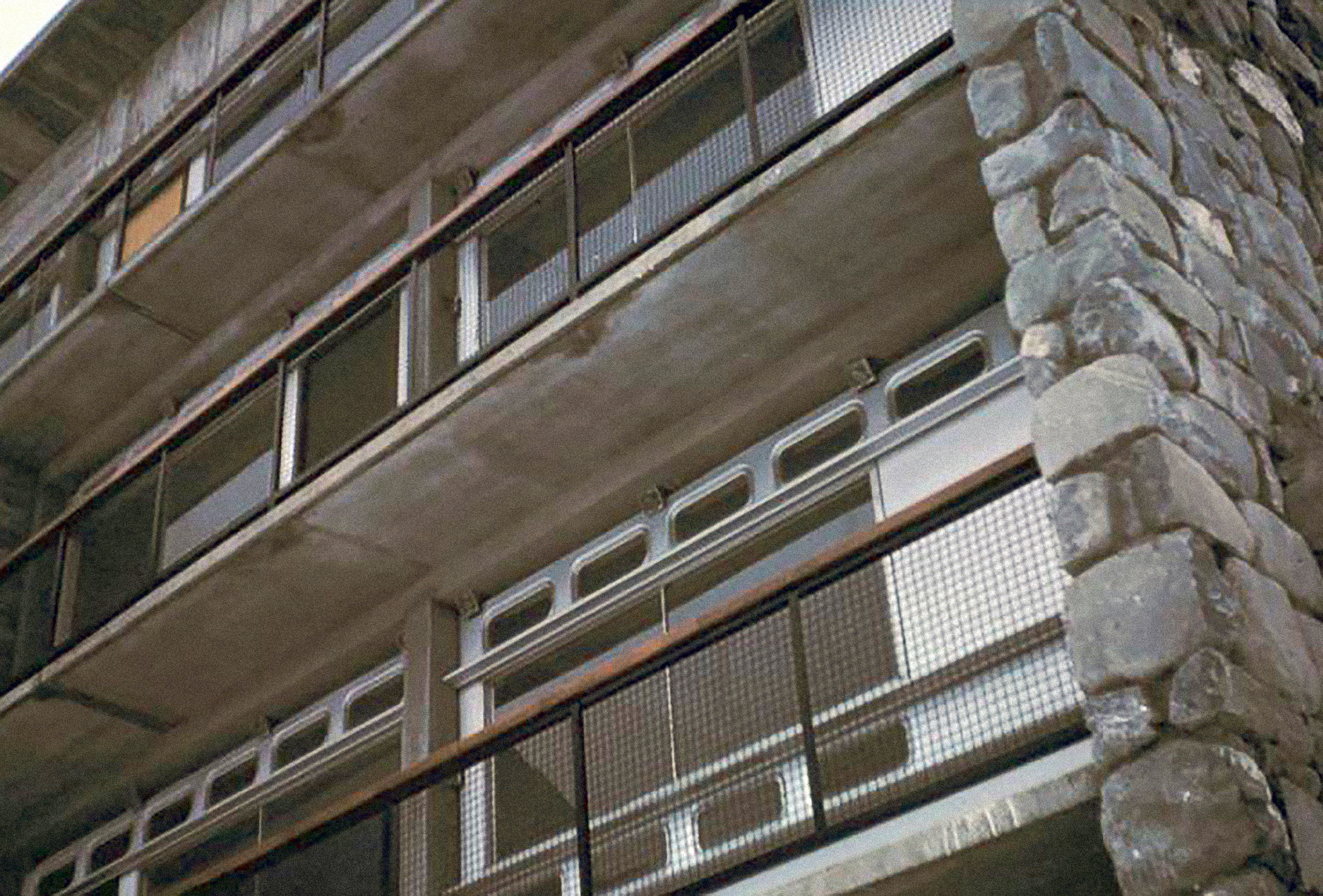 Immeuble, Saint-Jean-de-Maurienne, 1954 (M. Blanc, arch.). Panneaux de façade, type « voile-grille », conçus par Jean Prouvé.
