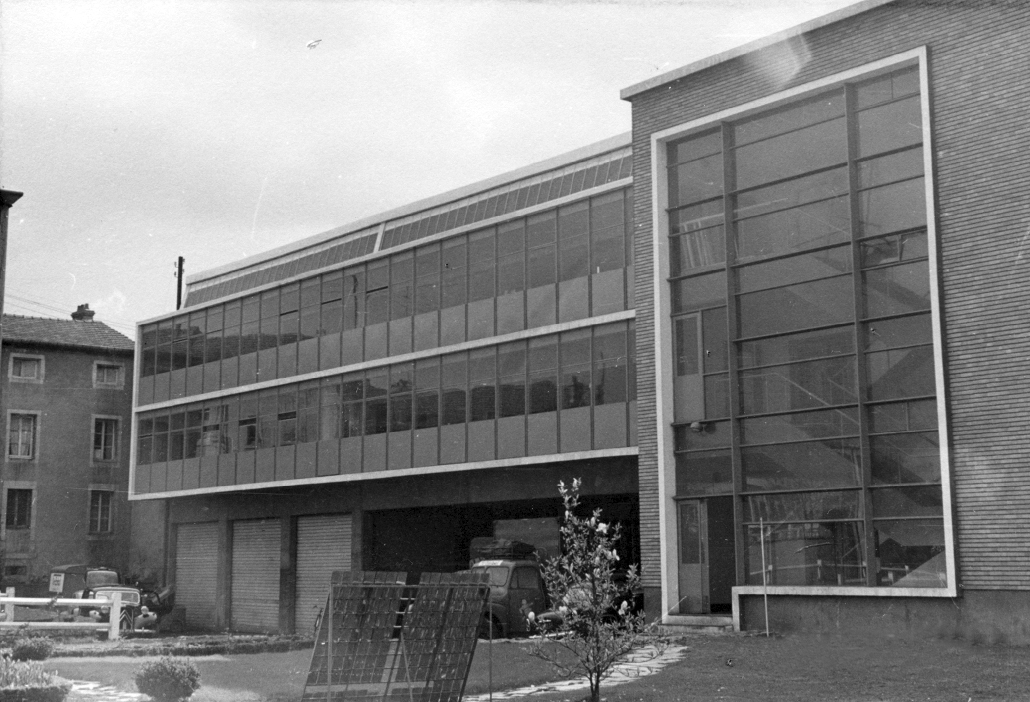 Usine Ferembal, Nancy. Agrandissement des ateliers ; première tranche en 1953, hall central et façade côté est (J. et M. André, arch.).