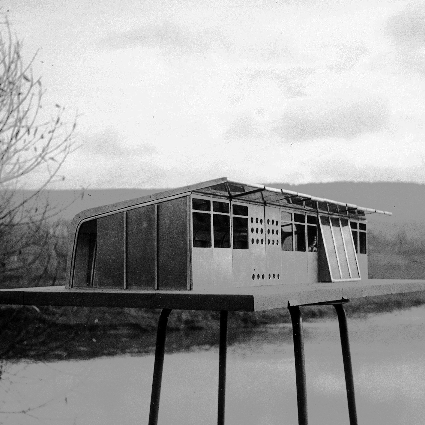 Application of the shell system in a linear house (with P. Nardin et P. Oudot). Presentation of the model outside, Maxéville, 1951.