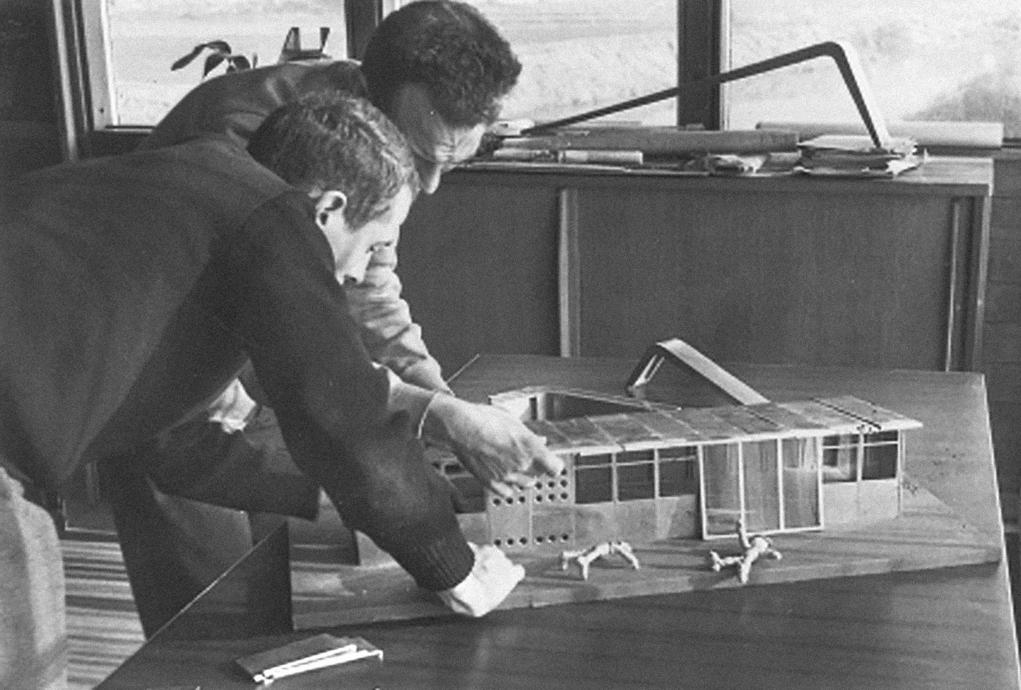 Application du système à coques pour une maison linéaire (avec P. Nardin et P. Oudot). Présentation de la maquette dans le bureau de Jean Prouvé, Maxéville, 1951.