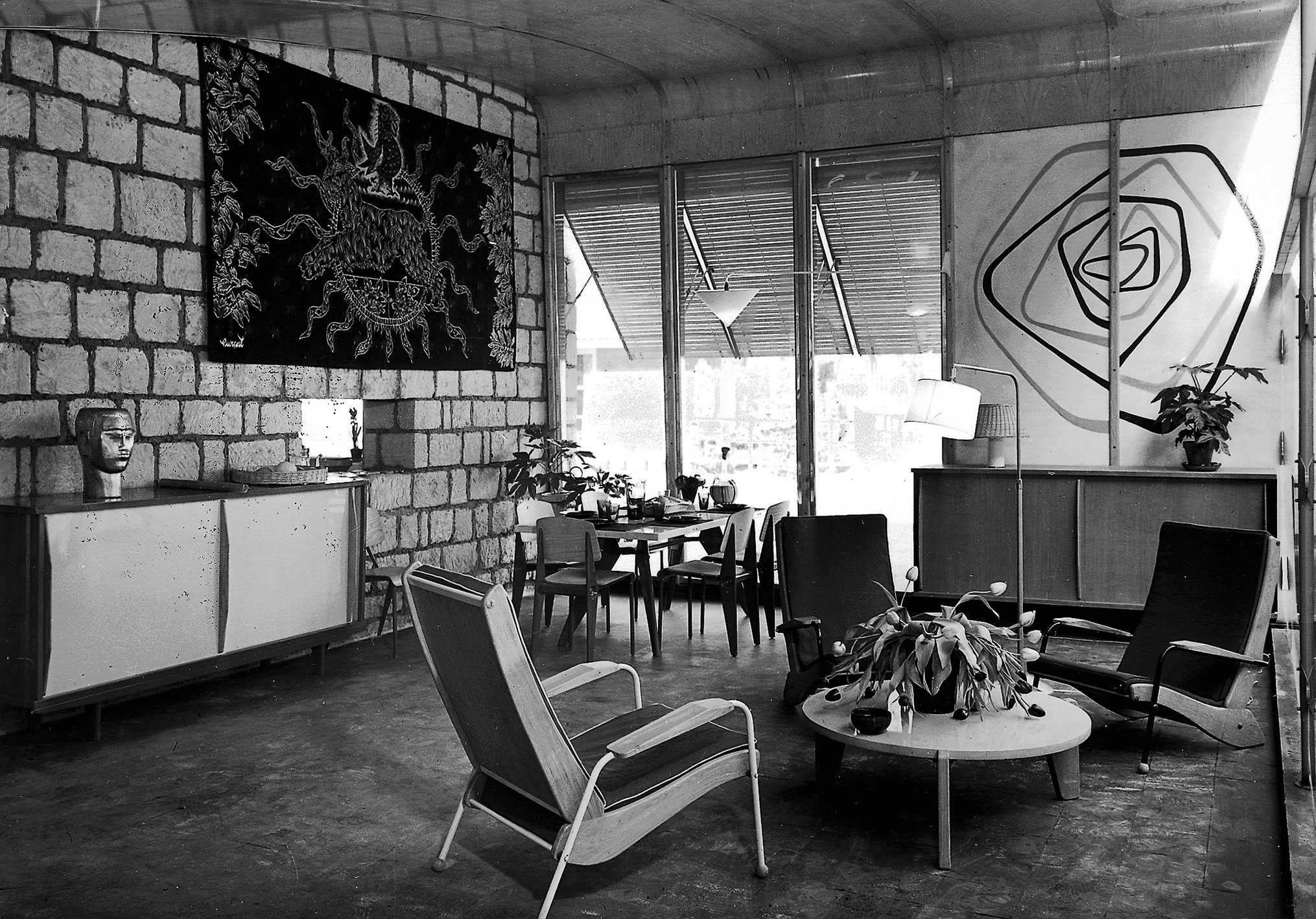 Maison Coque, prototype, exposition de l’Habitation, Salon des arts ménagers, Paris, 1951 (H. Prouvé, arch.).