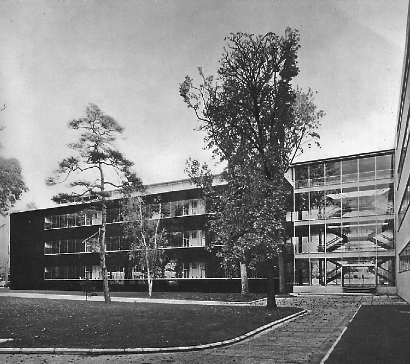 Institut français du pétrole, Rueil-Malmaison, 1955-58 (P. Dufau, arch.). Escalier central, façades, toiture et béquilles avec le concours de Jean Prouvé.
