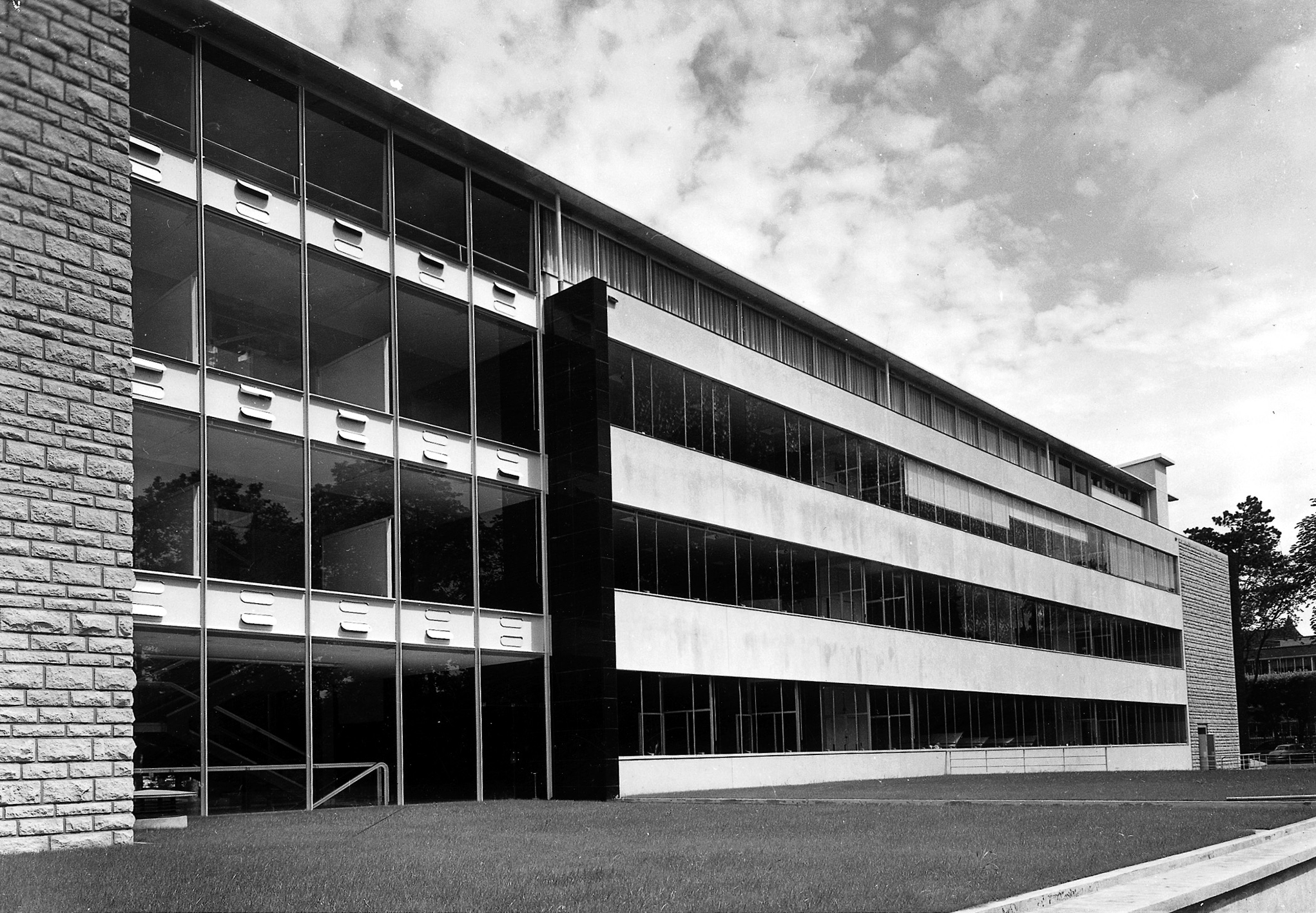 Institut français du pétrole, Rueil-Malmaison, 1955-58 (P. Dufau, arch.). Escalier central, façades, toiture et béquilles avec le concours de Jean Prouvé.