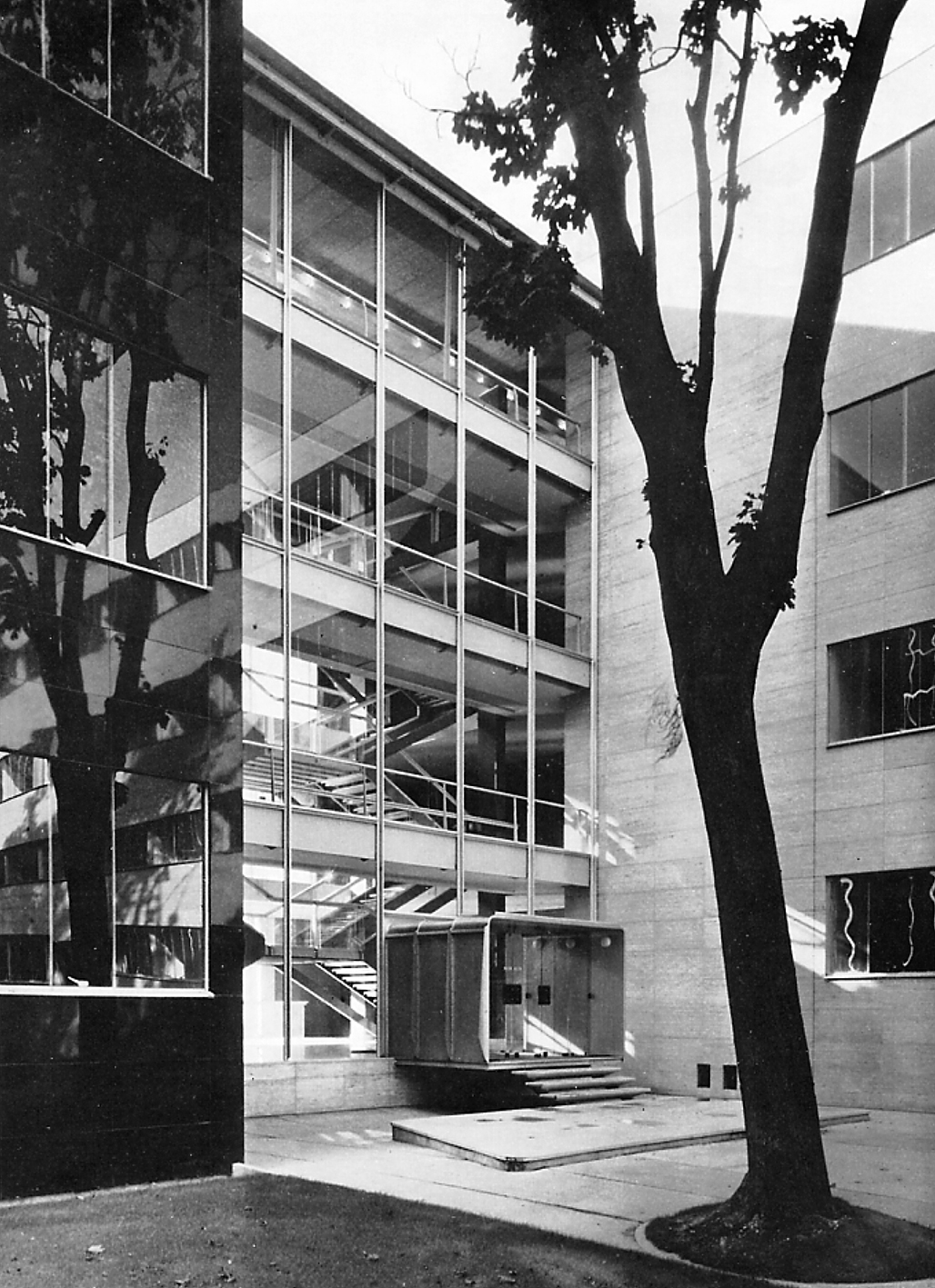 Institut Français du Pétrole, Rueil-Malmaison, 1958 (P. Dufau, architect). Central staircase, facades, roof, and struts with Jean Prouvé.