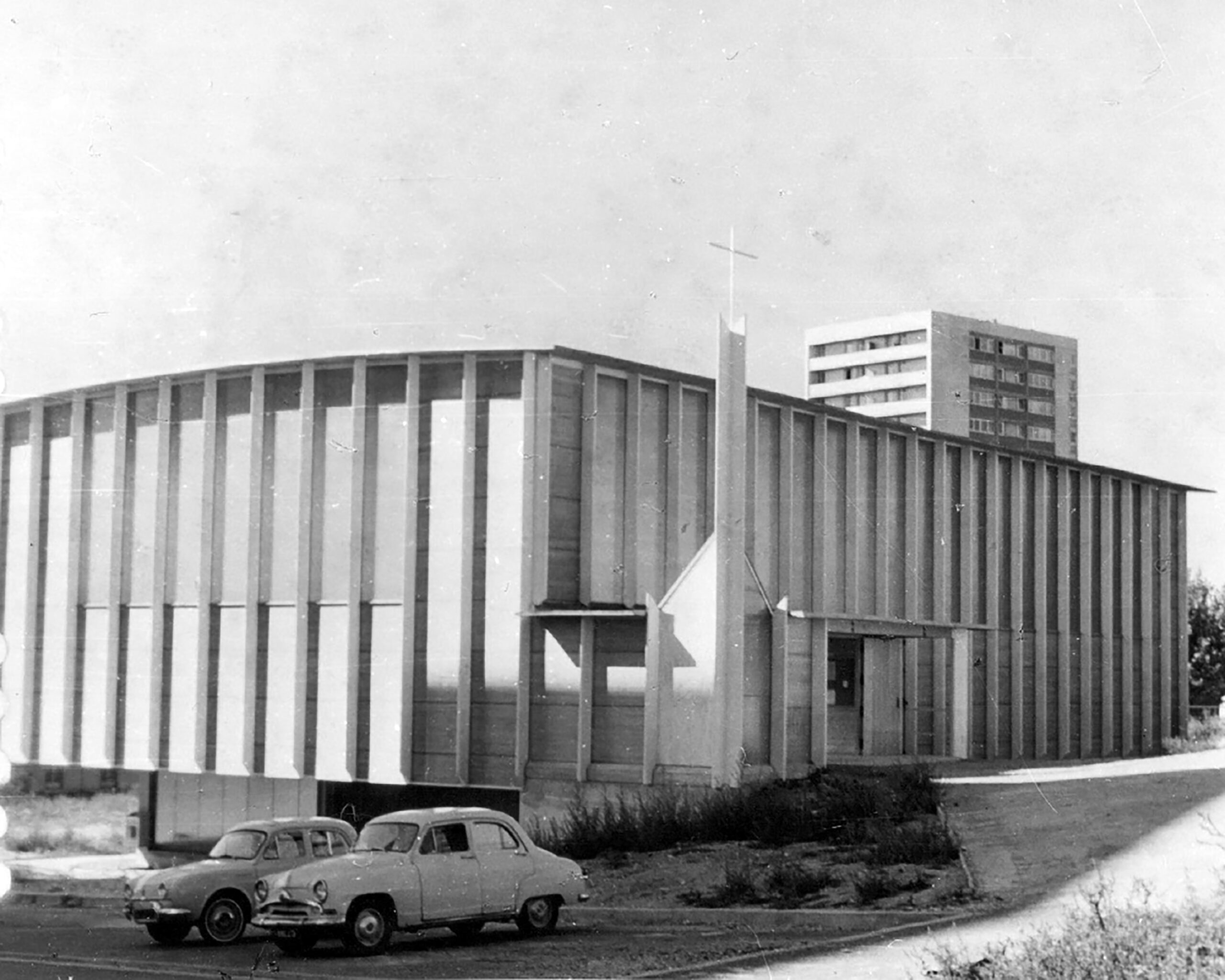 Église Saint-Paul, L’Haÿ-les-Roses, 1963 (P. Picot, arch.). Structure à portiques en acier, toiture en bois contrecollé cintré avec couverture en aluminium et raidisseurs en tôle d’acier pliée.