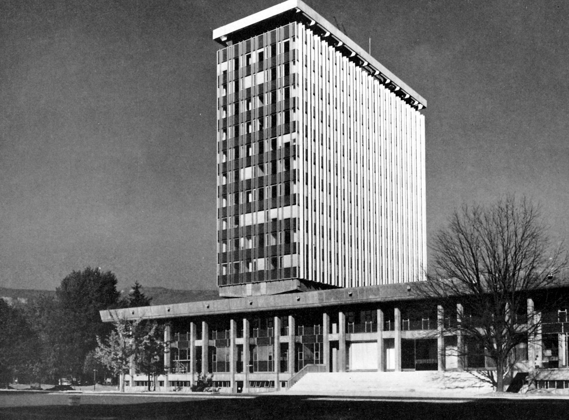 Hôtel de ville, Grenoble, 1968 (M. Novarina, arch.). Façade CIMT Lorraine – Jean Prouvé.