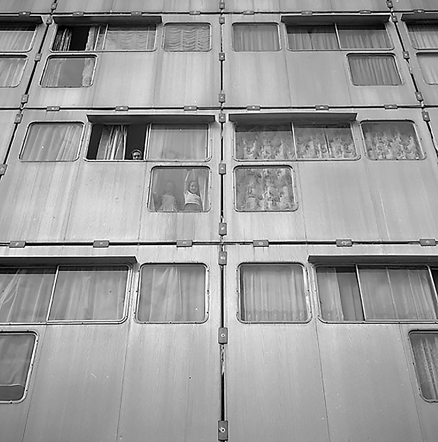 Facades panels in ribbed aluminum sheet, cité H.L.M. Emmaüs, Pierre-Montillet, Blanc-Mesnil, 1957 (architects G. Candilis, Josic and Woods).