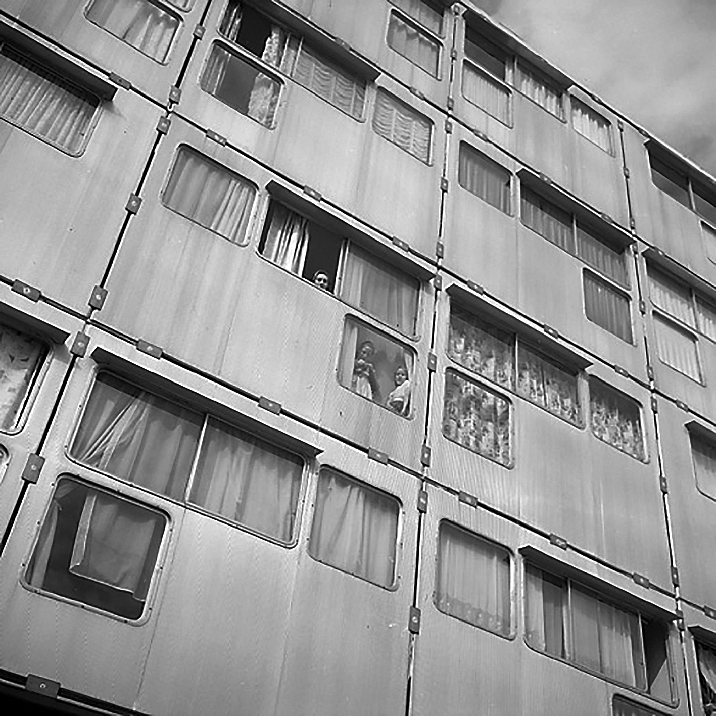 Panneaux de façade en tôle d’aluminium striée, cité H.L.M. Emmaüs, Pierre-Montillet, Blanc-Mesnil, 1957 (G. Candilis, Josic et Woods, arch.).