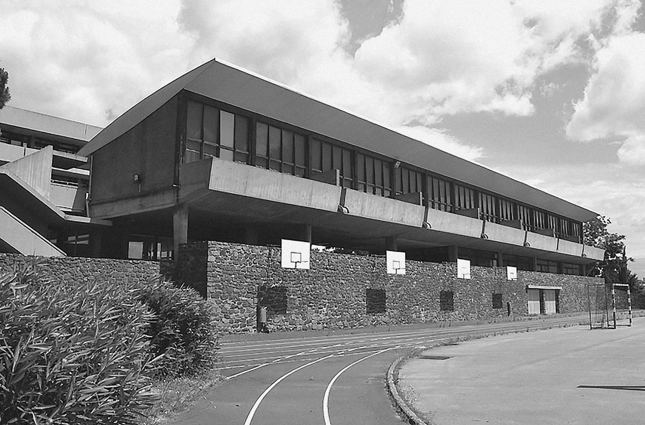 Centre d’apprentissage, Béziers, 1956 (P. Jeanneret, D. Escorsa et J. Vauthier-Jeanneret, arch.). Structures métalliques des toitures et baies basculantes de Jean Prouvé.