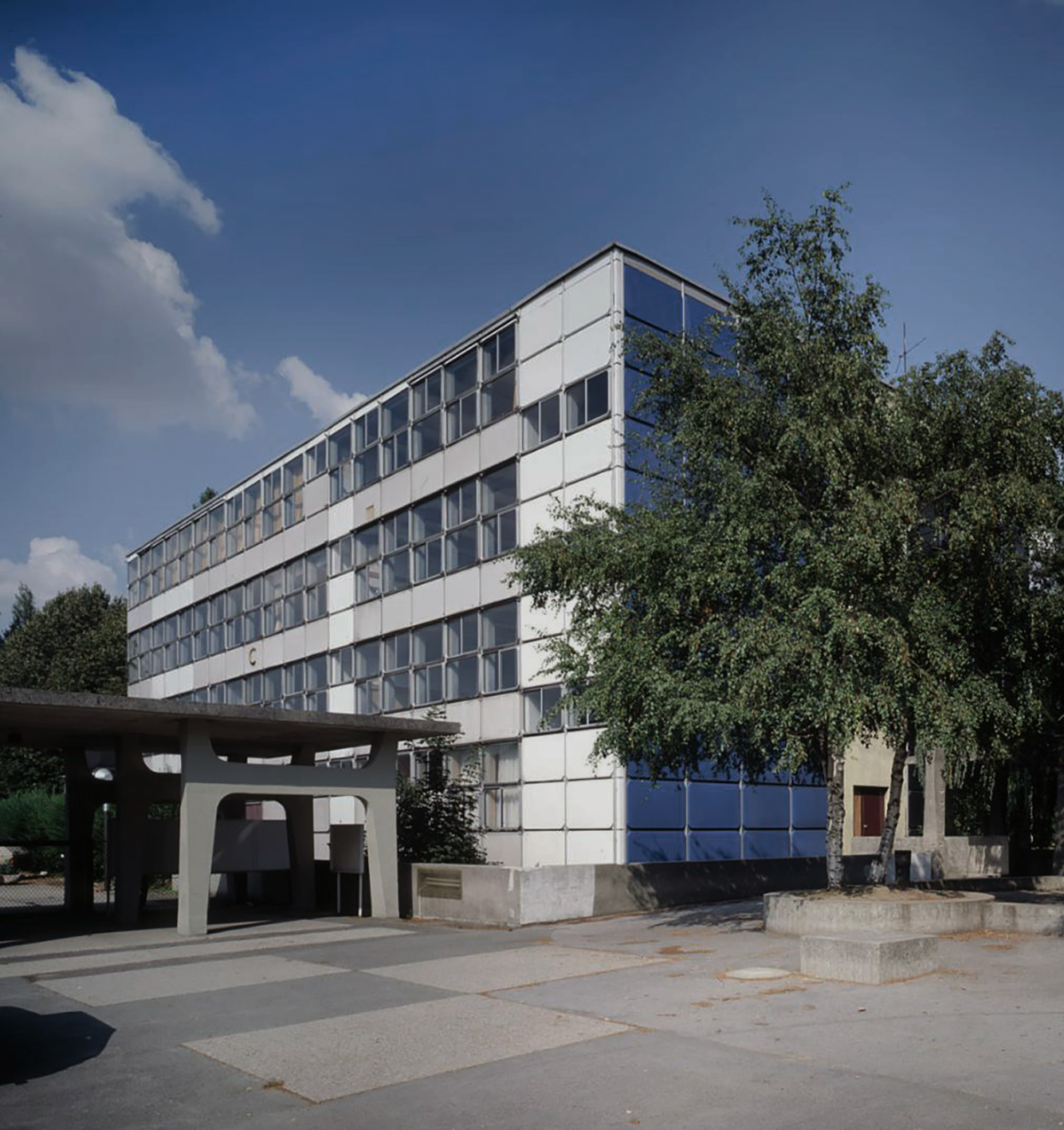 Secondary school Jean-Jacques Rousseau, Sarcelles, 1965 (Jean Prouvé with L. Petroff, J. Belmont, J.-C. Perillier and M. Silvy, architects.). Design and building competition (C.C.C.) organized by the French Ministry of Education.