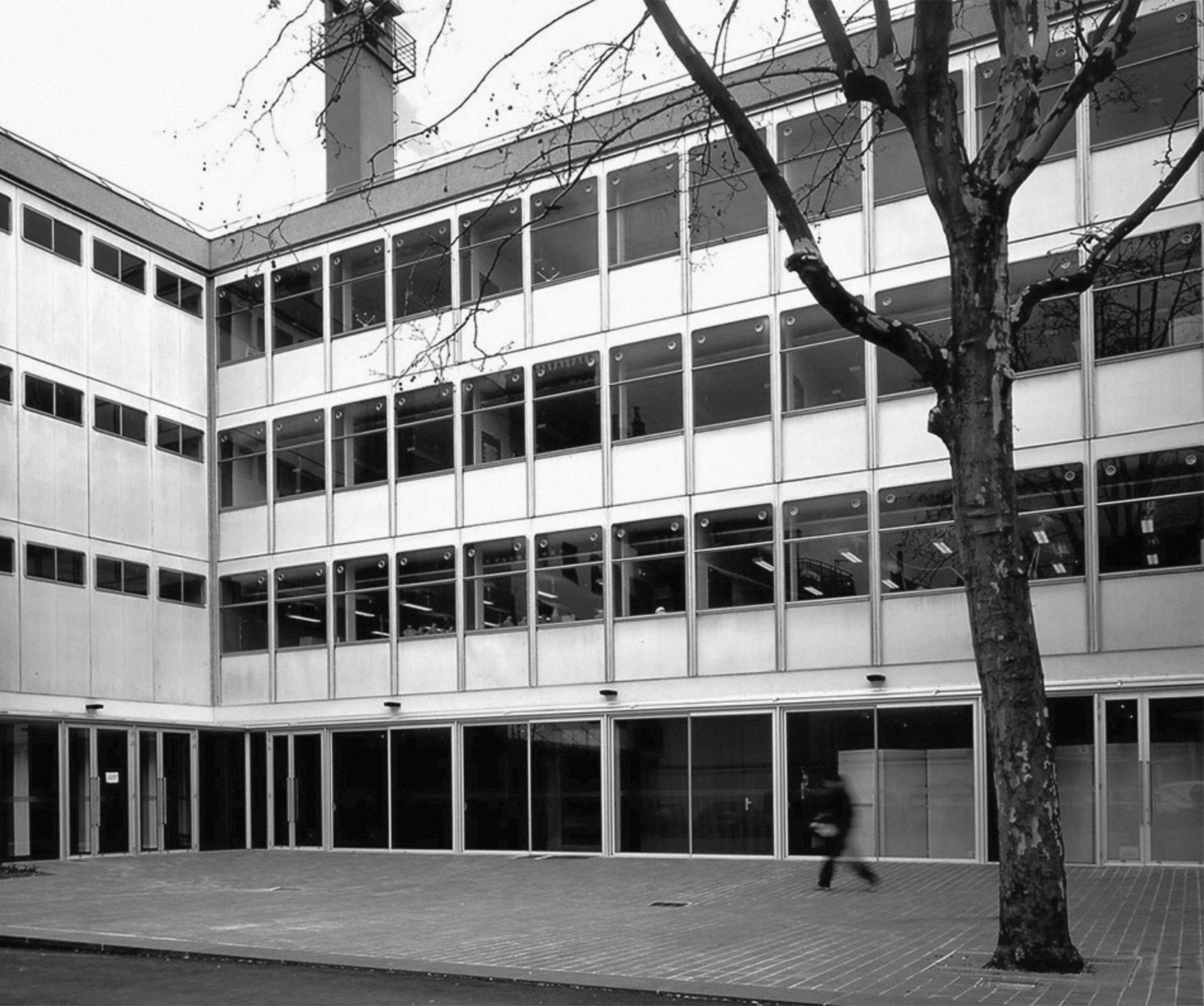 Lycée Paul-Poiret, Paris, 1959 (J. et B. Ogé, arch.). Panneaux de façade en tôle d’aluminium striée Jean Prouvé-CIMT.