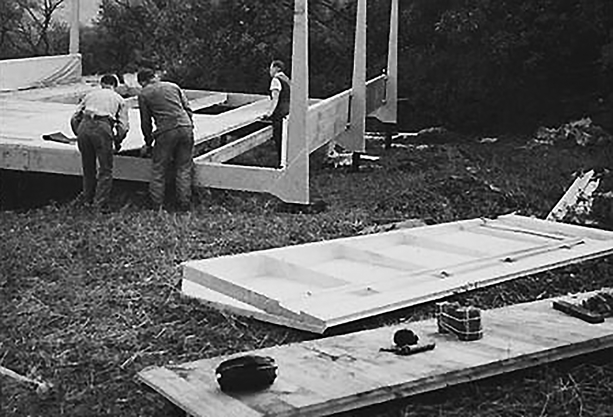 Outdoor recreation center, Onville. Communal room, assembling the demountable structure, summer 1939 (J. et M. André, architects).