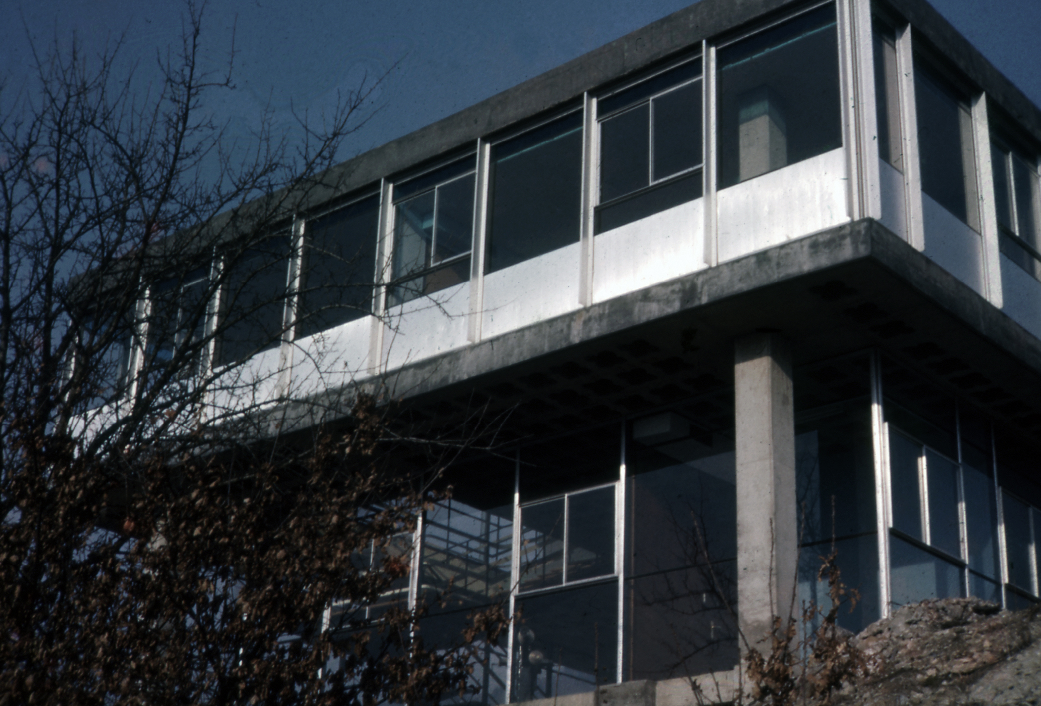 Usine Gambin, Viuz-en-Sallaz, 1967 (R. Gagès, arch.). Panneaux de façade conçus par Jean Prouvé.