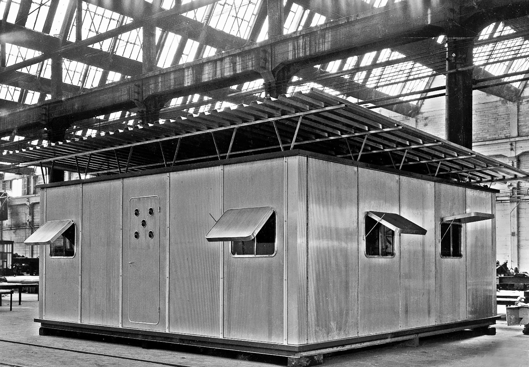 Saharan housing, 1957 (CIMT-Jean Prouvé). Light, demountable and can be equipped as needed: accommodation, sanitary unit, bar, sitting room, dining room, offices, etc. Photo of a cabin in the CIMT factory.